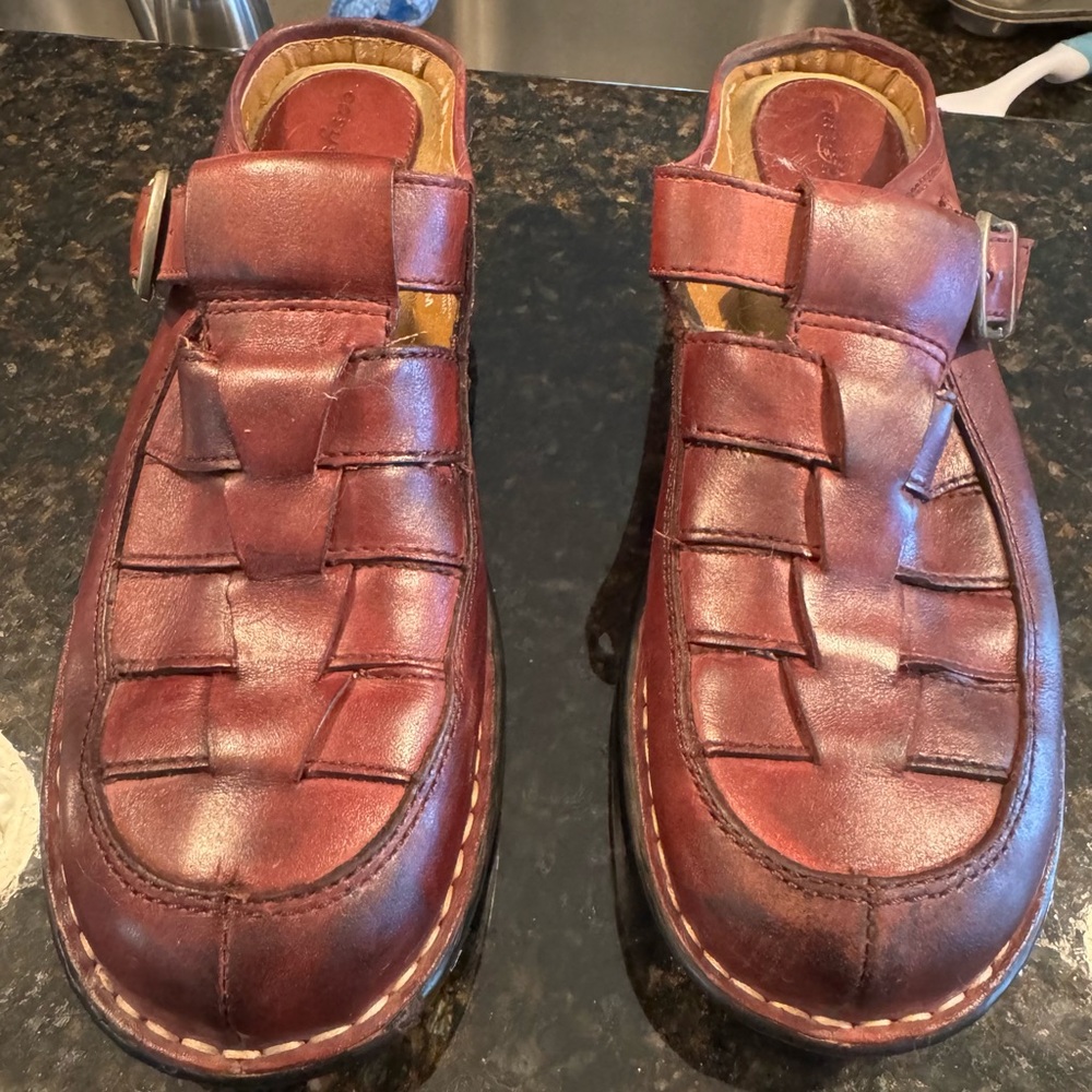 - Easy spirit leather clogs size 10 in good condition